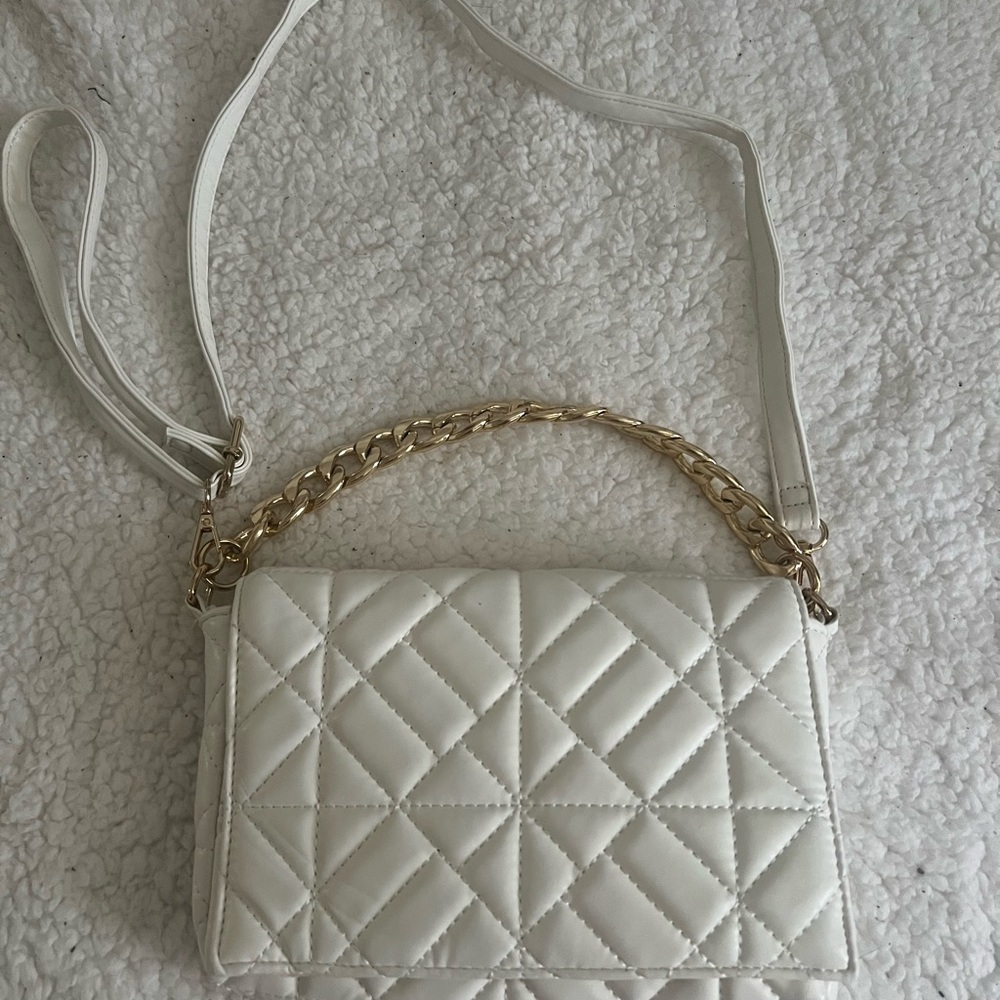 Elegant White Quilted Shoulder Bag - Picture 2 of 8